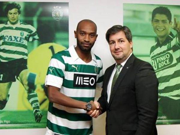 Shikabala e Bruno de Carvalho selam o acordo   Fonte: Maisfutebol
