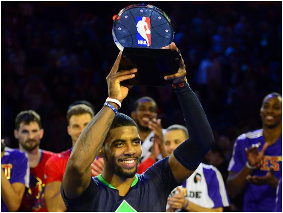 Kyrie Irving foi justamente coroado MVP do jogo dos All-Stars e mereceu a ovação por parte das outras estrelas Fonte: @NBA