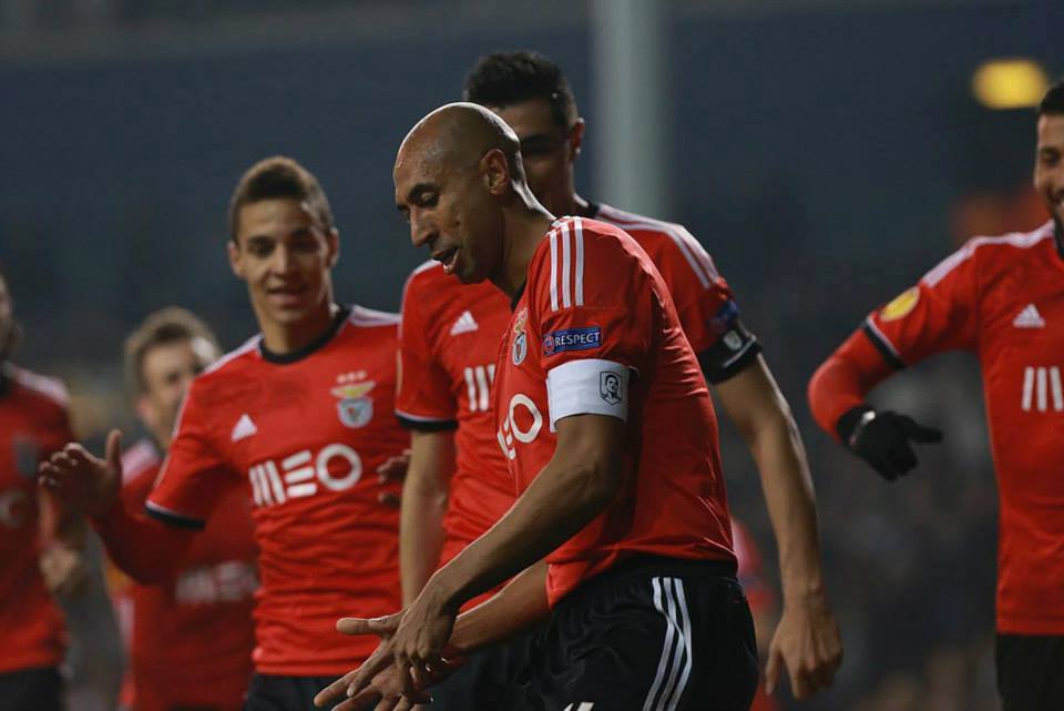 O capitão Luisão assinou um bis  Fonte: Facebook do Sport Lisboa e Benfica (Isabel Cutileiro)