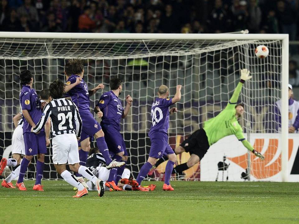 Golaço de Pirlo frente à Fiorentina.  Fonte: static.weltsport.net