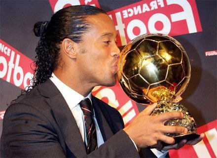 Ronaldinho Gaúcho recebeu a Bola de Ouro em 2004 e 2005  Fonte: UOL