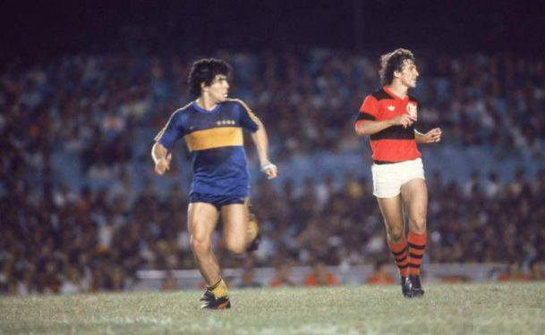 Maradona na sua primeira passagem pelo clube num jogo contra o Flamengo de Zico Fonte: Revista ALFA