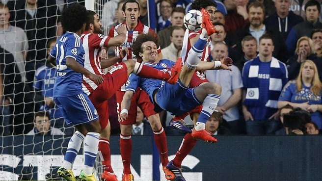 David Luiz, num pontapé acrobático, tentou surpreender  Fonte: UEFA