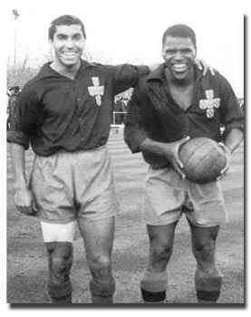 Na foto, Matateu e Travassos, dois jogadores icónicos do Dérbi entre Sporting e Belenenses.  Fonte: aventar.eu