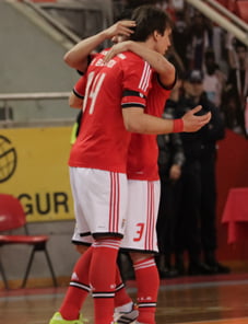 Alan Brandi e Ricardo Fernandes (2 dos marcadores) festejam 1 golo da sua equipa. Fonte: Slbenfica.pt