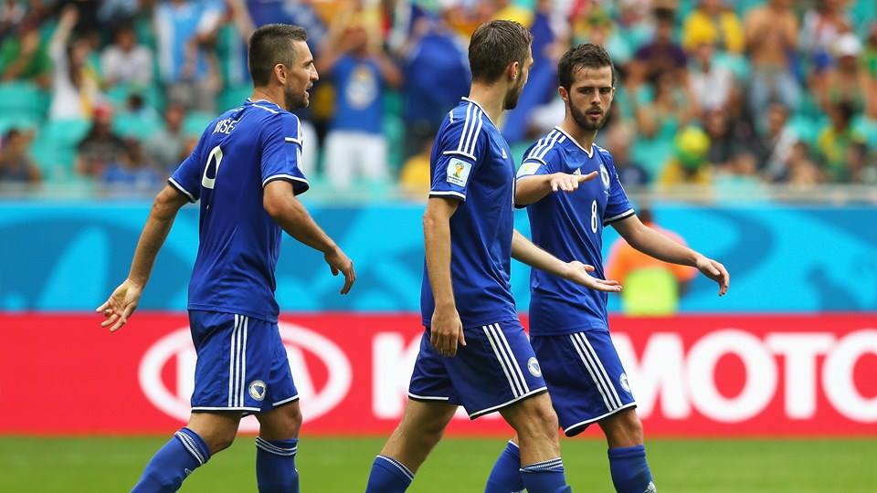 Jogadores da Bósnia saem de cabeça erguida Fonte: FIFA