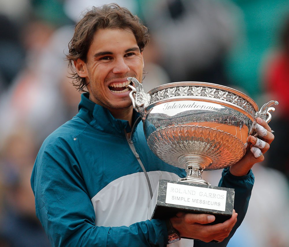 Nadal com o troféu de Roland Garros Fonte: Sports Keeda