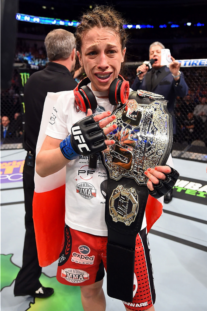 Joanna Jedrjczyk (na foto) tornou-se na nova campeã da categoria de Strawweight feminino após vencer Carla Esparza, sendo a primeira polaca a conquistar um titulo na UFC Fonte: UFC