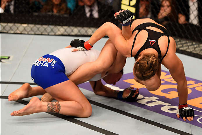 Ronda Rousey prepara a chave de braço que lhe deu a vitória sob Cat Zingano Fonte: UFC