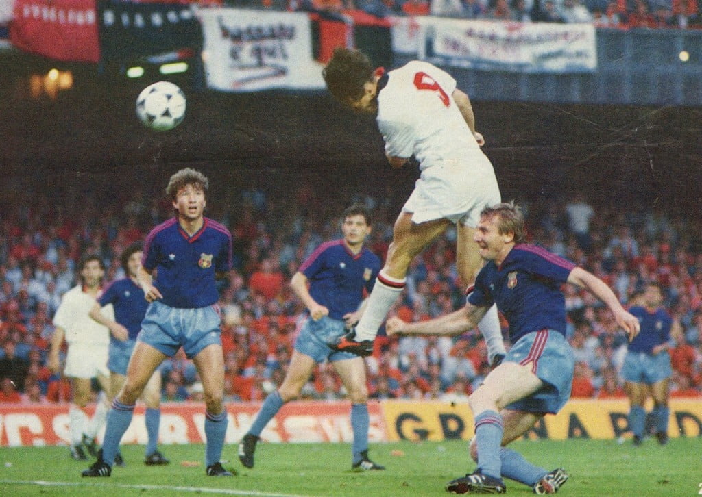 Marco Van Basten cabeceia nas alturas perante o olhar incredulo de Dan Petrescu Fonte: Soccer Nostalgia