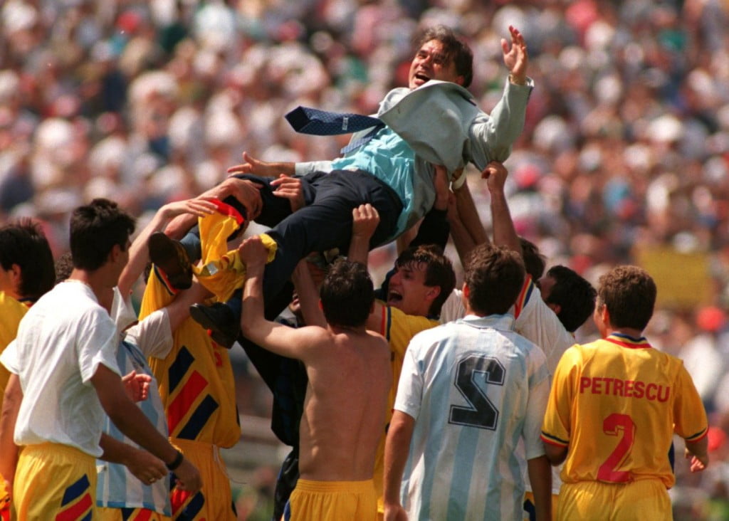 Anghel Iordanescu levado em braços após a vitória da selecção romena sobre a Argentina no Mundial de 1994 Fonte: Sportnews.libertatea