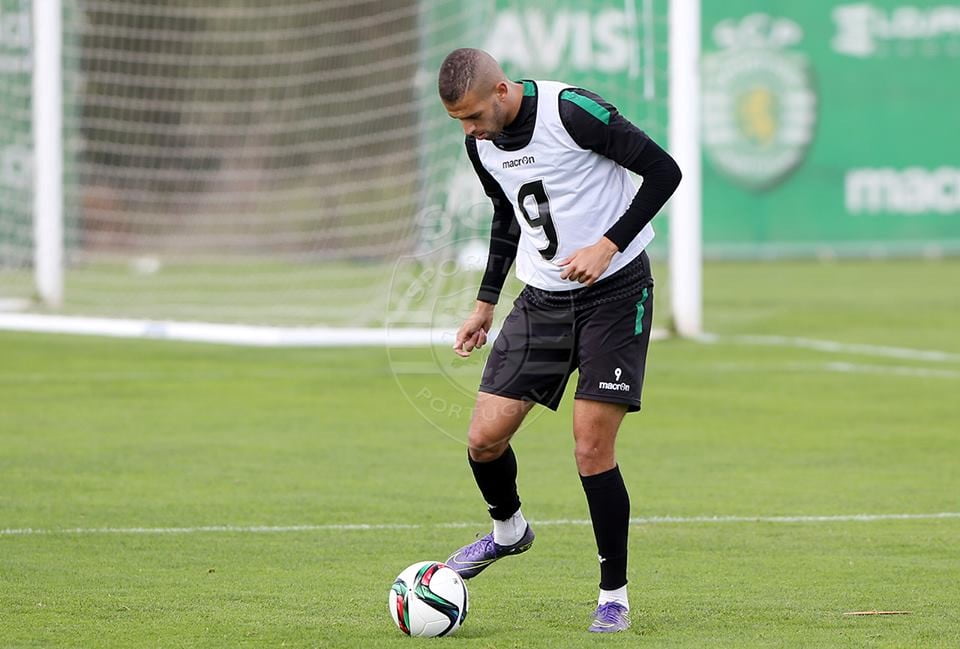 Legenda: Os pés de Slimani já tratam a bola por tu… Fonte: Sporting CP 