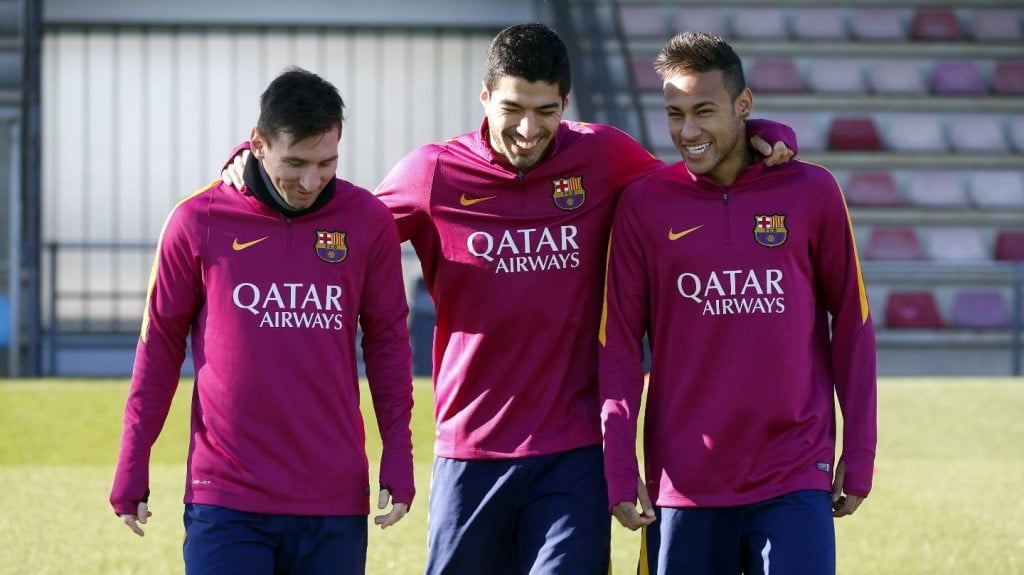 Suárez colocando-se entre Messi e Neymar  Fonte: FC Barcelona