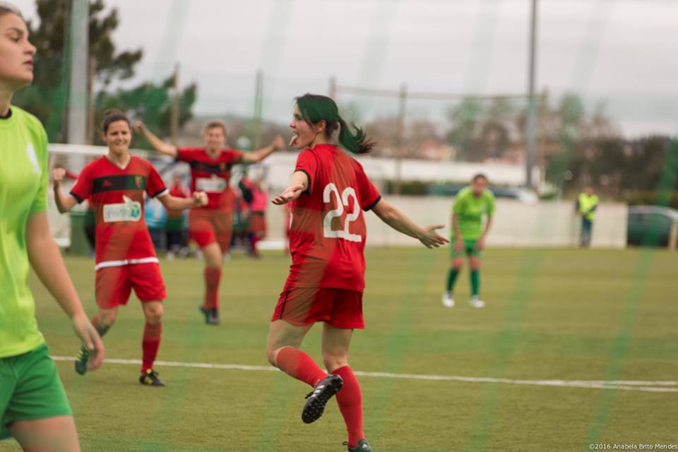 Joana Flores conhece bem o sabor de marcar golos pela equipa feminina do Clube Futebol Benfica Fonte: Facebook de Joana Flores