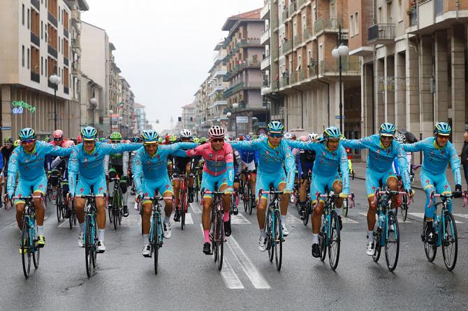 No final da última etapa, como de costume, a equipa vencedora – neste caso, a Astana, une-se novamente e comemora  Fonte: cyclingnews.com