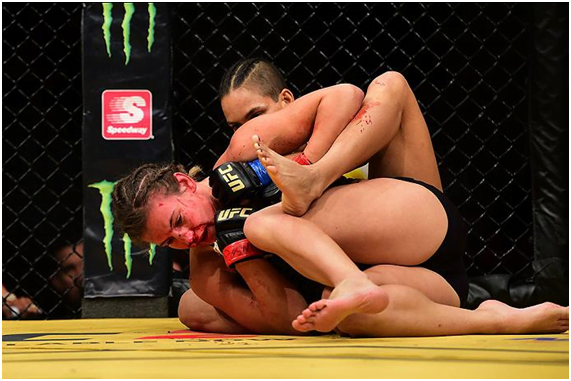 : Amanda Nunes (trás) a preparar a submissão com que acabaria por finalizar Miesha Tate Fonte: ufc.com