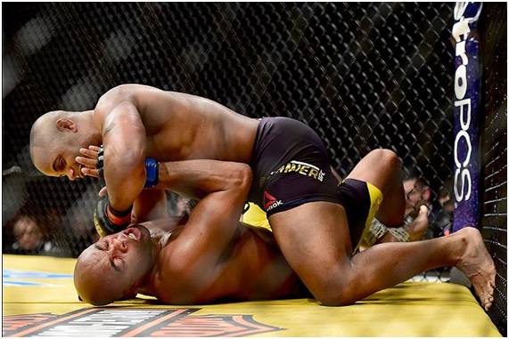 Cormier (cima) foi obrigado a não dar espaço nenhum ao “Spider” Fonte: ufc.com