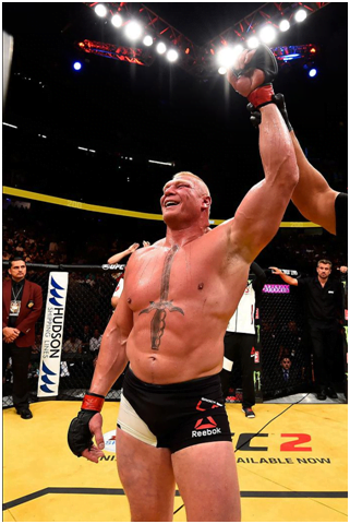 Foi difícil, mas Lesnar conseguiu vencer após estar 5 anos longe do octógono Fonte: ufc.com