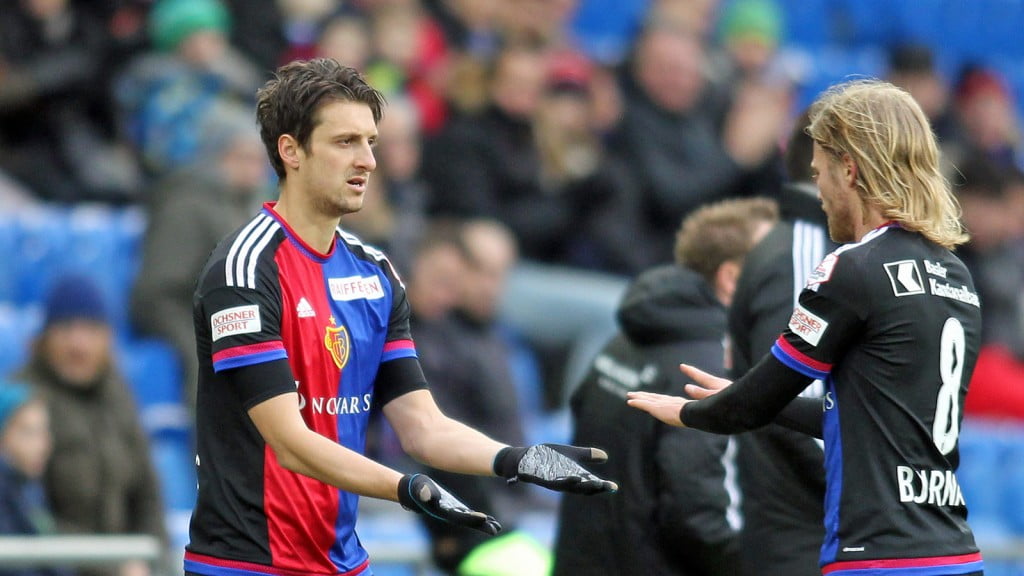 Kuzmanovic a entrar para o lugar do islandês Birkir Bjarnason ao serviço do FC Basel na temporada passada Fonte: FC Basel