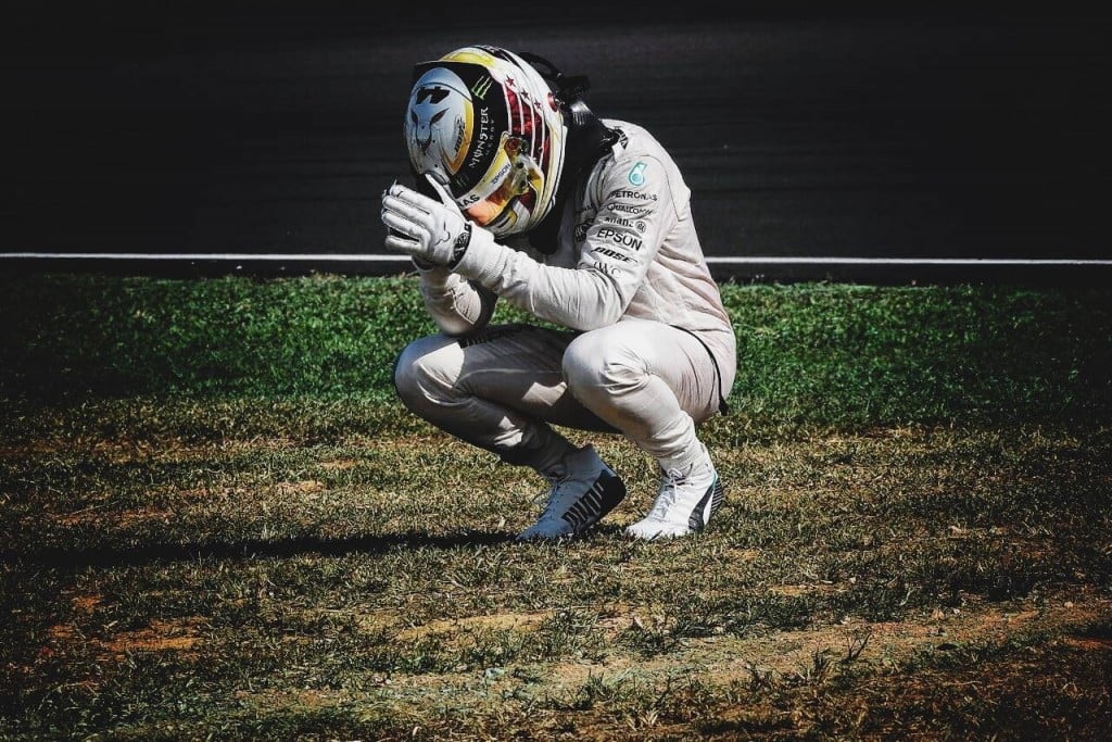 Lewis Hamilton mostrou-se inconsolável com o desfecho do GP da Malásia Fonte: Lewis Hamilton