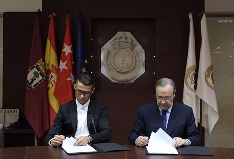 Ronaldo assina a renovação de contrato com o Real Madrid Fonte: Facebook Oficial de Cristiano Ronaldo