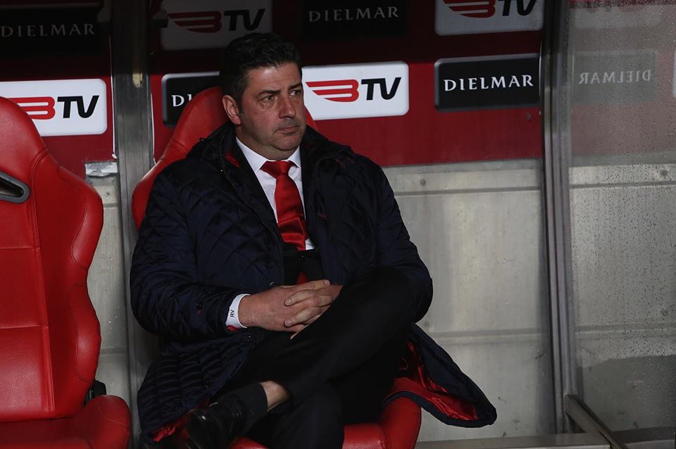 Rui Vitória divide opiniões – um bom assunto para debater durante a próxima festa no Marquês; Fonte: Facebook do Sport Lisboa e Benfica