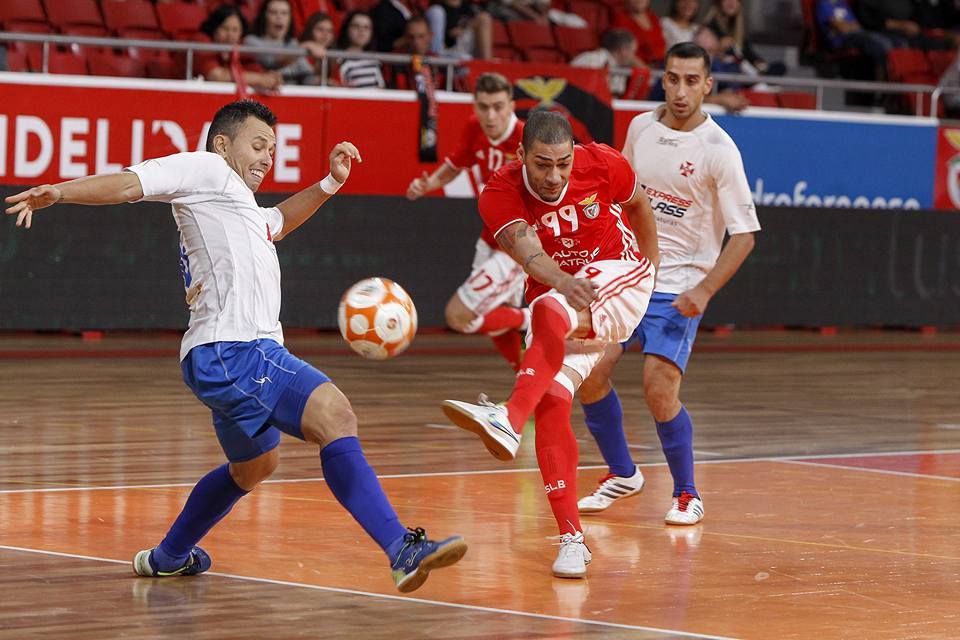 Um dos grandes heróis do jogo, ao marcar os três golos, o brasileiro Elisandro Fonte: SL Benfica